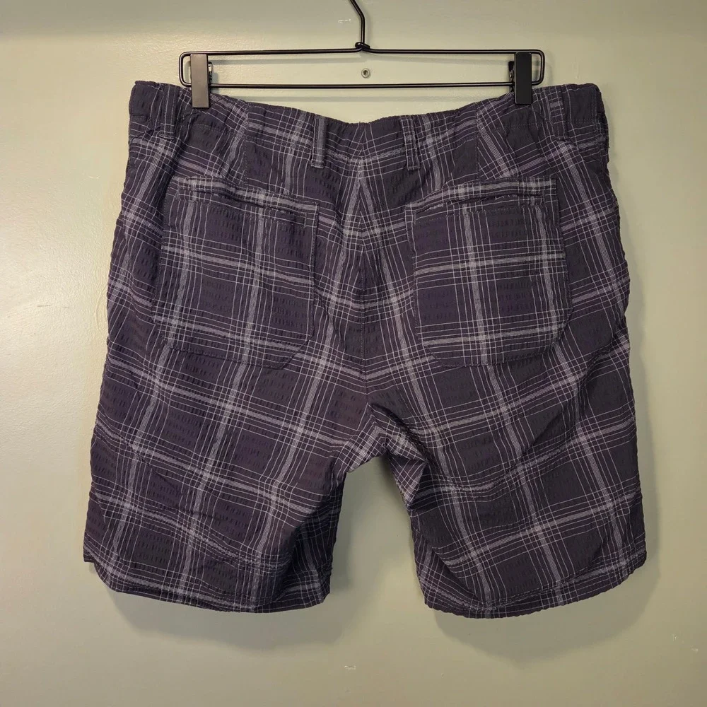 Tommy Bahama Men's Shorts Size 34 Adjustable Waist‎ Nylon Blend Black Gray Plaid